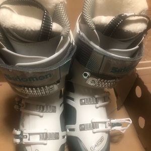 New Salomon Women’s Quest 80 Ski Boots. Size 26.5